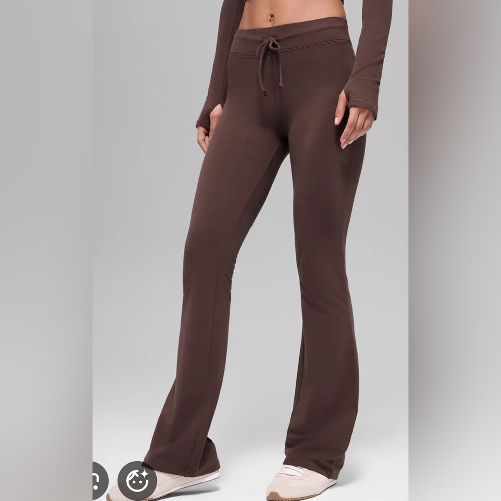 ALO Yoga Sway Bootcut Sweatpants in Brownstone